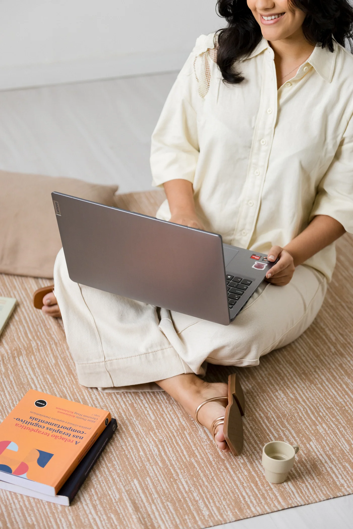Anna Seixas trabalhando em seu computador